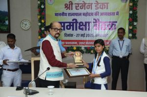 राज्यपाल डेका जिला कांकेर में संचालित योजनाओं की ली समीक्षा बैठक