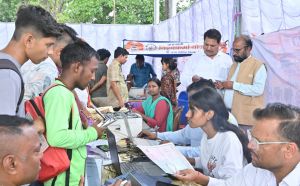 सुशासन समाधान शिविर में ड्राइविंग लाइसेंस, नया नबंर प्लेट, आधार एवं आयुष्मान कार्ड बनाने के लिए लोगो में अच्छा उत्साह 