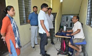 प्रधानमंत्री आवास योजना में निवासरत परिवारों से मिलने पहुंचे आयुक्त