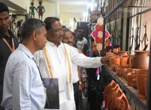 मुख्यमंत्री श्री साय का शिल्प नगरी कोंडागांव के शबरी एंपोरियम पहुंचे