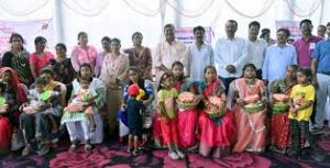 11 गर्भवती महिलाओं को पोषण आहार वितरित कर सुशासन तिहार के तीसरे चरण का समापन 