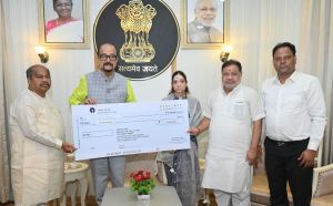 राज्यपाल ने पहलगाम आतंकी हमले में जान गंवाने वाले स्व. श्री अग्रवाल के परिजनों को दी 2 लाख रूपये की सहायता राशि राज्यपाल ने पहलगाम आतंकी हमले में जान गंवाने वाले स्व. श्री अग्रवाल के परिजनों को दी 2 लाख रूपये की सहायता राशि