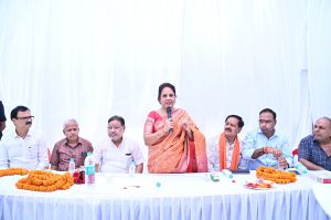 अब रायपुर में महानगर की तर्ज पर सर्विस लेन में पेवर ब्लाक लगाकर सुन्दरता निखारेंगे अब रायपुर में महानगर की तर्ज पर सर्विस लेन में पेवर ब्लाक लगाकर सुन्दरता निखारेंगे