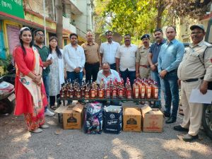 आबकारी अमले की छापामार कार्यवाही,  शराब के कई ब्रांडों के साथ प्रॉपर्टी डीलर गिरफ्तार