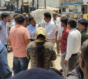  नगर निगम ने पंडरी कपड़ा मार्केट में सड़क की ओर शटर खोलकर यातायात बाधित कर रही 19 दुकानों में  सीलबंदी की 