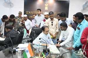 कलेक्टर ने साप्ताहिक जनदर्शन में सुनी लोगों की समस्याएं 