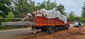 असुरक्षित ढंग से लोहे के सामान का परिवहन, लगा जुर्माना