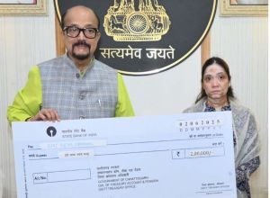  राज्यपाल ने पहलगाम आतंकी हमले में जान गंवाने वाले स्व.  दिनेश अग्रवाल के परिजनों को दी सहायता राशि