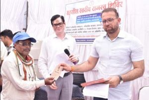   कलेक्टर ने तहसील कार्यालय राजनांदगांव में राजस्व शिविर का किया निरीक्षण