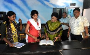 कलेक्टर श्रीमती दिव्या उमेश मिश्रा ने जिला ग्रंथालय बालोद का निरीक्षण कर व्यवस्थाओं का लिया जायजा