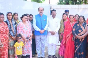 राज्यपाल डेका ने मड़वाडीह पहुंच कर ग्रामीणों से किया संवाद