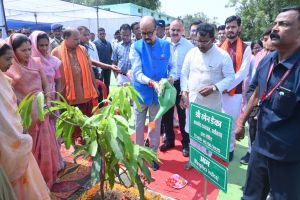  विश्व पर्यावरण दिवस के अवसर पर राज्यपाल श्री डेका ने लगाए पौधे