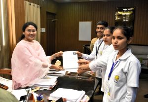 कलेक्टर ने निजी संस्थानों में जाब प्राप्त करने वाले जिले के नवयुवकों को प्रमाण पत्र प्रदान कर दी शुभकामनाएं 