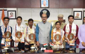  राज्यपाल रमेन डेका से सरस्वती शिक्षा संस्थान के मेधावी विद्यार्थियों ने की मुलाकात