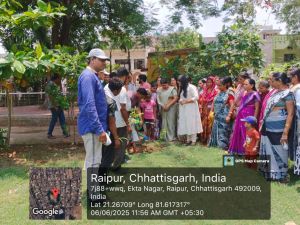 निगम जोन 1 के बाल गंगाधर तिलक वार्ड के कुम्हारे गार्डन में पार्षद सोहन लाल साहू ने वार्डवासियों सहित एक पेड़ माँ के नाम रोपित किया