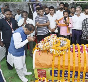 मुख्यमंत्री ने शहीद एएसपी आकाश राव गिरपुंजे के निवास पहुंचकर दी श्रद्धांजलि मुख्यमंत्री ने शहीद एएसपी आकाश राव गिरपुंजे के निवास पहुंचकर दी श्रद्धांजलि