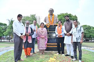  पूर्व केन्द्रीय मंत्री शहीद पण्डित विद्याचरण शुक्ल को  पुण्यतिथि पर महापौर मीनल चौबे ने किया नमन 