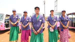 नवा रायपुर में महिलाएं दौड़ा रही पिंक ई-रिक्शा