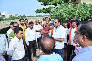  विधायक राजेश मूणत  के सरदार वल्लभ भाई पटेल वार्ड में प्राकृतिक पानी बहाव को रोकने वालों के विरूद्ध सख्त कार्रवाई के दिए निर्देश 