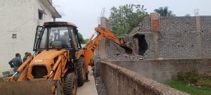 टीम प्रहरी निगम नगर निवेश ने जोन 8 क्षेत्र में रायपुरा में अवैध निर्माण हटाया