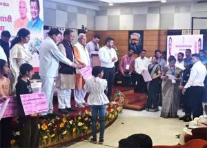  मुख्यमंत्री ने महासमुंद जिले की दो हितग्राहियों को एक-एक लाख रुपये की आर्थिक सहायता प्रदान की