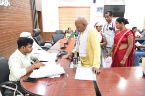 बरसात में घर खाली करने, नोटिस से परेशान ग्रामीणों ने आबादी पट्टा दिलाने जनदर्शन में दिया आवेदन