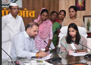 कलेक्टर ने संवेदनशीलपूर्वक जनसामान्य की सुनी शिकायत एवं समस्याएं कलेक्टर ने संवेदनशीलपूर्वक जनसामान्य की सुनी शिकायत एवं समस्याएं