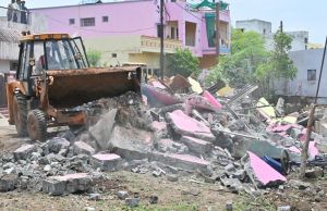  डुबान क्षेत्र में बसे अवैध कब्जाधारियों को निगम ने हटाया 