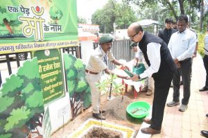  राज्यपाल रमेन डेका ने बीजापुर कलेक्टोरेट परिसर में किया वृक्षारोपण