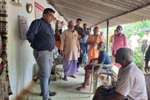 हारम स्थित वृद्धा आश्रम पहुंचे कलेक्टर