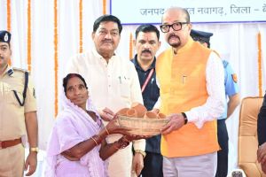 गोद लिए ग्राम टेमरी में राज्यपाल का प्रेरक प्रवास - जनसंवाद, विकास और जनभागीदारी की मिसाल गोद लिए ग्राम टेमरी में राज्यपाल का प्रेरक प्रवास - जनसंवाद, विकास और जनभागीदारी की मिसाल