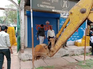 नाली के उपर किए गए अवैध अतिक्रमण को निगम ने हटाया नाली के उपर किए गए अवैध अतिक्रमण को निगम ने हटाया