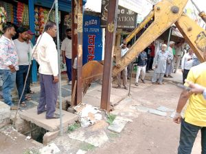 नाली के उपर किए गए अवैध अतिक्रमण को निगम ने हटाया नाली के उपर किए गए अवैध अतिक्रमण को निगम ने हटाया