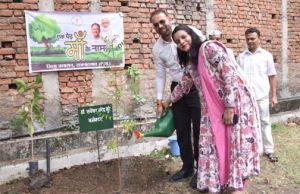 एक पेड़ माँ के नाम अभियान अंतर्गत कलेक्टर एवं उनकी पत्नी ने कलेक्टोरे परिसर में किया पौधरोपण एक पेड़ माँ के नाम अभियान अंतर्गत कलेक्टर एवं उनकी पत्नी ने कलेक्टोरे परिसर में किया पौधरोपण
