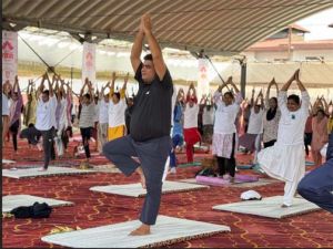 योग के घोष से गूंजा मां दंतेश्वरी का पूरा पवित्र प्रांगण योग के घोष से गूंजा मां दंतेश्वरी का पूरा पवित्र प्रांगण