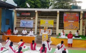 भोर की पहली किरण के साथ गूंजे योग गीत, रायपुर के गायत्री नगर में योग साधना का उल्लासपूर्ण आयोजन भोर की पहली किरण के साथ गूंजे योग गीत, रायपुर के गायत्री नगर में योग साधना का उल्लासपूर्ण आयोजन