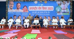 भागदौड़ और तनावपूर्ण जिंदगी में खुद को स्वस्थ रखने का सबसे आसान उपाय है योग - राज्यपाल भागदौड़ और तनावपूर्ण जिंदगी में खुद को स्वस्थ रखने का सबसे आसान उपाय है योग - राज्यपाल