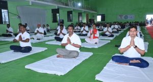 राजस्व मंत्री टंकराम वर्मा के साथ जिलेवासियों ने किया सामुहिक योगाभ्यास राजस्व मंत्री टंकराम वर्मा के साथ जिलेवासियों ने किया सामुहिक योगाभ्यास