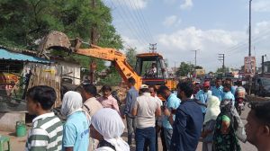 निगम ने संतोषी नगर चौक से कमल विहार चौक तक अवैध अतिक्रमण हटाने कार्यवाही की निगम ने संतोषी नगर चौक से कमल विहार चौक तक अवैध अतिक्रमण हटाने कार्यवाही की