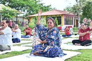 कला केन्द्र में प्राणायाम, योगासन, ॐ उच्चारण कर महापौर मीनल, सभापति सूर्यकान्त ने एमआईसी सदस्यों, पार्षदों, बच्चों,युवाओं सहित दिया स्वस्थ जीवन शैली का स्वास्थ्यवर्धक सन्देश कला केन्द्र में प्राणायाम, योगासन, ॐ उच्चारण कर महापौर मीनल, सभापति सूर्यकान्त ने एमआईसी सदस्यों, पार्षदों, बच्चों,युवाओं सहित दिया स्वस्थ जीवन शैली का स्वास्थ्यवर्धक सन्देश