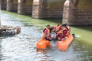 शिवनाथ नदी में बाढ़ बचाव के लिए मॉकड्रिल का आयोजन, कलेक्टर ने तैयारियों की सराहना की शिवनाथ नदी में बाढ़ बचाव के लिए मॉकड्रिल का आयोजन, कलेक्टर ने तैयारियों की सराहना की