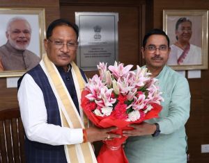 मुख्यमंत्री विष्णुदेव साय ने केंद्रीय मंत्री प्रल्हाद जोशी से की सौजन्य भेंट मुख्यमंत्री विष्णुदेव साय ने केंद्रीय मंत्री प्रल्हाद जोशी से की सौजन्य भेंट