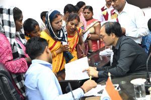 कलेक्टर ने जनदर्शन में सुनी लोगों की समस्याएं कलेक्टर ने जनदर्शन में सुनी लोगों की समस्याएं