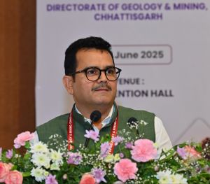 छत्तीसगढ़ की खनिज विविधता है देश की आर्थिक समृद्धि का आधार – खनिज सचिव पी. दयानंद छत्तीसगढ़ की खनिज विविधता है देश की आर्थिक समृद्धि का आधार – खनिज सचिव पी. दयानंद
