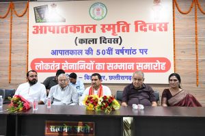 केंद्रीय राज्यमंत्री तोखन साहू ने मीसा बंदियों का किया सम्मान केंद्रीय राज्यमंत्री तोखन साहू ने मीसा बंदियों का किया सम्मान