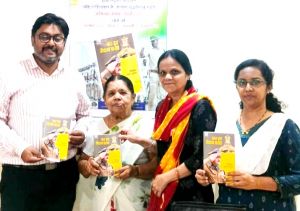 अभिनव वाचन स्पर्धा के लिए प्रतिस्पर्धियों को 'कर हर मैदान फतेह’ पुस्तक वितरित अभिनव वाचन स्पर्धा के लिए प्रतिस्पर्धियों को 'कर हर मैदान फतेह’ पुस्तक वितरित