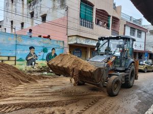 निगम जोन 6 नगर निवेश विभाग ने जनशिकायत मिलते ही शीतला बाजार महामाया मन्दिर वार्ड में सड़क से रेत को तत्काल जप्त कर सड़क यातायात पुनः बहाल किया