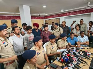 रायपुर सूटकेस मर्डर केस का खुलासा: वकील ही निकला हत्यारा, पैसों के लिए पत्नी संग की हत्या रायपुर सूटकेस मर्डर केस का खुलासा: वकील ही निकला हत्यारा, पैसों के लिए पत्नी संग की हत्या