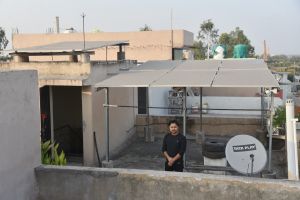 छत पर बनाए खुद के बिजलीघर से अनुराग का घर हुआ रोशन छत पर बनाए खुद के बिजलीघर से अनुराग का घर हुआ रोशन