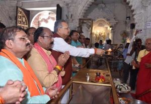 विधानसभा अध्यक्ष ने माँ बम्लेश्वरी मंदिर पहुंचकर प्रदेशवासियों की सुख-समृद्धि एवं खुशहाली की कामना की विधानसभा अध्यक्ष ने माँ बम्लेश्वरी मंदिर पहुंचकर प्रदेशवासियों की सुख-समृद्धि एवं खुशहाली की कामना की